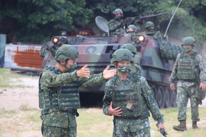 廖指揮官視導馬港反擊作戰操演實況。(圖:程婉琳)