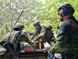 南竿守備大隊機步連官兵執行戰鬥裝載,完成各類軍品提領與補給。(圖:程婉琳)