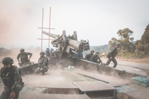 南竿守備大隊混砲連155加農砲實施實彈射擊,火砲威力震撼、塵土飛揚。(圖:馬武群)