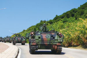 南竿守備大隊機步連官兵迅速機動至戰術位置,針對重要設施實施戰力防護。(圖:程婉琳)