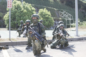 機步連官兵於戰術位置實施戰力防護。(圖:程婉琳)