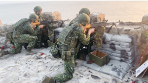 排用機槍射手上兵黃柏偉表示,抵緊肩窩及插穩腳架方能提升射擊穩定度,展現官兵戰訓成效。(圖:蘇昱維)