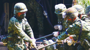 支援營補給連官兵合力搬運油料罐裝機。(圖:程婉琳)