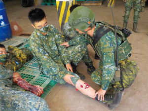 醫療連官兵模擬傷患檢傷分類作業。(圖:簡慈儒)