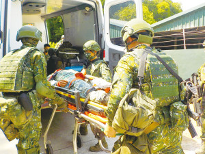 醫療連官兵模擬傷患後送演練。(圖:簡慈儒)