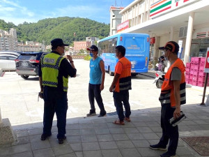 因應旅遊旺季,縣警局、監理站聯合出擊,於福澳港口攔查所有進出之遊覽車,檢查輪胎胎痕及有無違規事項等,確保遊客安全。(圖:連江縣警察局)