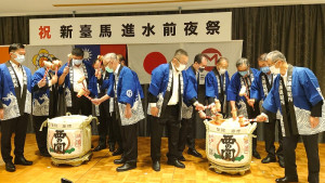 日本建造「新臺馬輪」進(下)水前夜祭式,縣長劉增應、日本大分縣佐伯市長田中利明、交通部航港局副局長陳賓權等共同參與,並循古禮用木槌敲開木酒桶乾杯慶賀。(圖:連江縣交旅局)