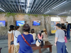暑假旅遊旺季,騎車遊客明顯增多,縣警局推出「南竿騎士安全騎」微電影,於遊客中心、機場碼頭等處播放,教導如何安全騎。(圖:連江縣警察局)