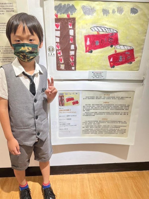 中華民國第53屆世界兒童畫展國內特優獎頒獎團體畫特優作品:「遶境」,分別為中正國小6年級陳芊妘、曹丞逸、陳孜寬;個人畫特優作品:「消防車出動了」東引幼兒園林楷澄。(圖:中正、東引國中小提供)