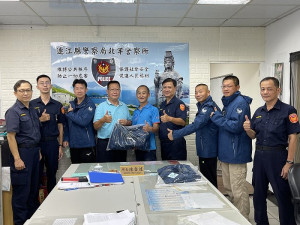 　北竿義消大隊顧問陳玉發議員，2日致贈北竿警義消及民防隊員每人一件冬用防寒大衣。（圖／文：陳鵬雄）