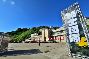 　2022東引軍事越野障礙賽即將開跑，忠誠門廣場展開牌樓、舞台、音響等設施架設與佈置。（圖／文：陳其敏）