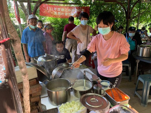 環資局芒草堆成金食農體驗活動歡喜落幕,邀請農場老闆帶領民眾認識如何將芒草製作成有機肥料,兼顧生產、生態與生活。(圖:連江縣環資局)
