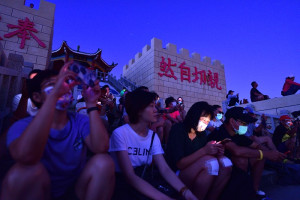 　陸軍東引地區指揮部強化全民國防意識，結合軍事越野障礙賽實施夜間火砲射擊操演，場面震撼。（圖／文：陳其敏）