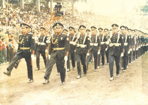 　薩爾瓦多軍校1年級時在首都遊行（圖持槍左手邊第1人為陳敬忠）。