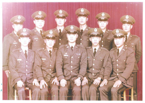 　民國63年底剛完成入伍訓的陸軍官校47期馬祖青年，圖第1排坐中為陳敬忠。