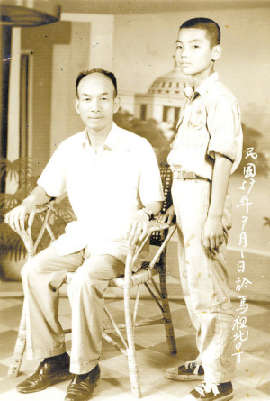 　劉鴻昆校長對陳敬忠（圖右）疼愛有加，國小畢業時特地囑咐，要他每月回母校，名為看望老師，實際給他五十元零用金，持續到國中畢業。