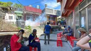福餘商店、蘇廣百貨重建落成,6日吉時辦理簡單落成儀式,鄉親到場祝賀。(圖/文:宋幸儒)