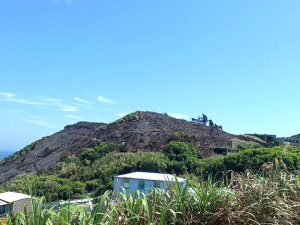 　西引三家村後山上方坡地5日晚間火燒山事件，火勢一度危急，所幸及時阻絕。（圖：連江縣消防局）