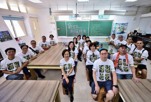 　東引國中畢業的第10屆同學，畢業40年後再相聚，重返校園憶當年。（圖／文：陳其敏）