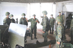 　指揮官勗勉據點官兵辛勞。（圖：李宜臻）
