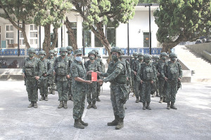 　參謀長盧少將頒發團體加菜金。（圖：杜育萱）