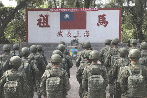 　參謀長盧少將勗勉化兵排官兵。（圖：杜育萱）