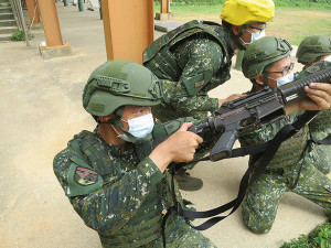 官兵於射擊後須確實完成清槍程序以維安全。(圖:林耕禾)