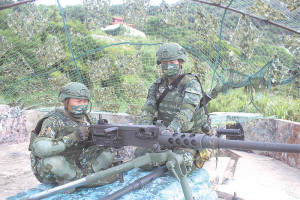 官兵依據點長指示下,實施50機槍射訓演練。(圖:劉興達)