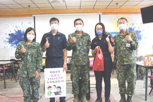 步兵營幹部於座談後與警員合影。(圖:張玄德)