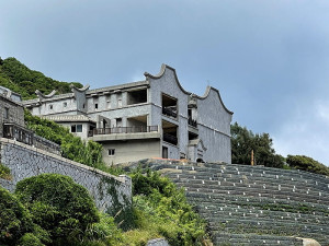 　中山國中辦公大樓地基邊坡完成，新學期師生可望重回大樓使用。（圖／文：陳鵬雄）