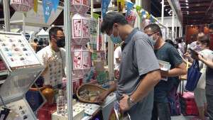 台灣旅遊協會2022台灣美食展5日至8日登場,交通部長王國材、觀光局長張錫聰開幕典禮後到馬祖展攤,肯定馬祖近年開發伴手禮及新食品。(圖:馬管處)