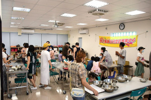 　慶祝父親節，新住民家庭服務中心幸福烘焙！爸氣十足！烘焙課程邀「二木博士」陳宏睿教導，親子感受到手做溫度及成就感。（圖／文：曹重偉）