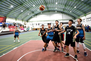 　東引體育季戒菸盃籃球賽開打，鄉親組成的人定勝天隊、光華隊雙雙告捷。（圖／文：陳其敏）