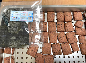 橋仔村辦結合社協爭取農村再生計畫,研發馬祖特有的海帶紅糟餅乾。(圖/文:陳鵬雄)