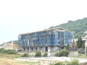 　海大馬祖校區學生宿舍興建工程完成主體3層樓封頂灌漿工項。（圖／文：陳鵬雄）