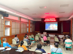　《有你相伴的旅程》紀錄片5日當晚串聯縣內四鄉五島同步播放，鄉親共同來關心失智症議題。（圖／文：連江縣衛生福利局）
