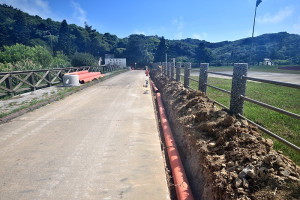 　東引東湧運動公園周邊施作污水下水道工程，鄉公所籲請軍民選擇其它路徑進出運動場。（圖／文：陳其敏）