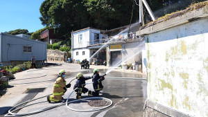 　莒光消防分隊結合莒光守備大隊、西莒安檢所及自來水廠，辦理防災宣導活動及演練，過程逼真確實。（圖／文：宋幸儒、莒光消防分隊）