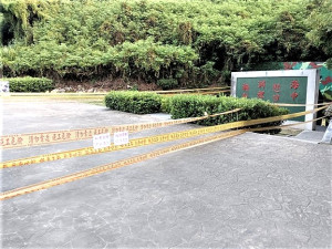 南竿北海坑道口出入口前廣場11日凌晨周邊土地所有權人及使用權人拉起封條圍籬,馬管處已排除通道障礙,可自由參觀,搖櫓賞淚營業暫停。(圖:馮紹夫)