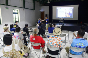 　清大馬來西亞國際志工團馬祖田野國際學校課程交流分享會6日在山隴中山堂展演基地溫馨登場，學員們分享與受訪對象交流的趣事。（圖／文：曹重偉）