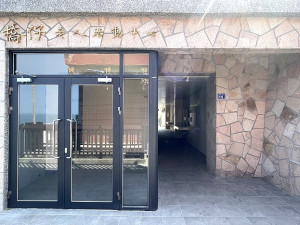 　馬祖觀光協會理事長王禮義建議北竿橋仔活動中心附近應增設飲水機，提供遊客加水服務。（圖／文：陳鵬雄）