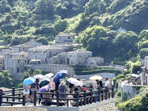 　人手一傘。（圖與文：陳鵬雄）