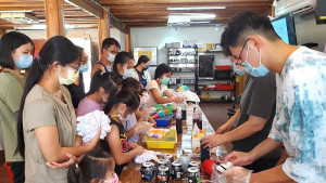充實暑假及拉近親子距離,馬媳會6日舉辦馬媳親子染夏日活動,邀請「大樹哥哥」曹鈞偉指導,染出馬祖的夏日風情。(圖:芳草文創工作室)