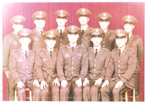 ▲民國63年底剛完成入伍訓的陸軍官校47期馬祖青年,圖第1排坐中為陳敬忠。
