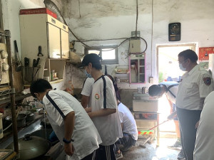 　連江縣消防局舉辦役男關懷長者活動，協助長輩居家環境清掃，並贈送日用品。（圖／文：馮紹夫）