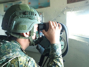 莒光守備大隊混砲連官兵實施多功能雷觀機操作演練。(圖:丁駿騰)
