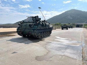 甲車實施戰術機動。(圖:何蕙圳)