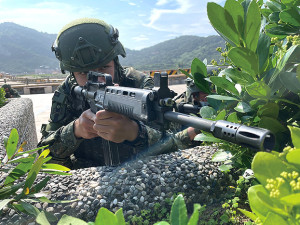 官兵於作戰演練中實施警戒。(圖:何蕙圳)