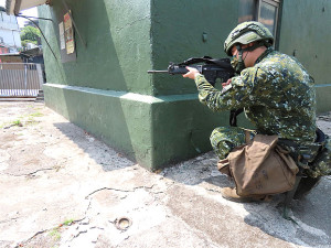 營安部隊於營舍後方實施警戒。(圖:楊玖千)