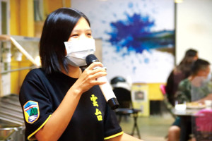 　營輔導長莊少校與官兵一同高歌同樂。（圖：邱彥愷）